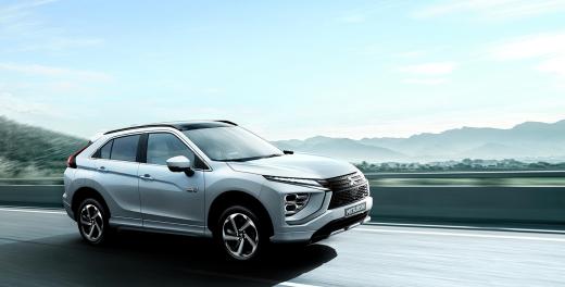 Afbeelding van de Eclipse Cross PHEV rijdend op de snelweg